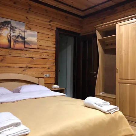 Golden Nest Apartment *